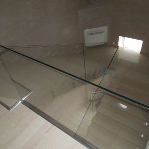 Ограждения из стекла лестница