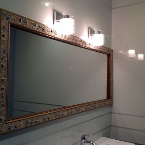 Зеркало в багете золото ванная
